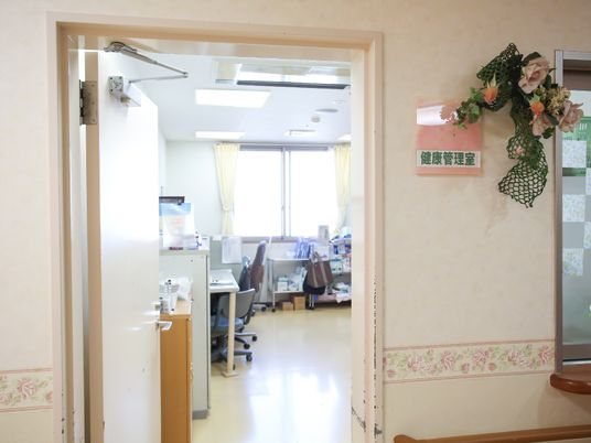 明るい事務所の入口