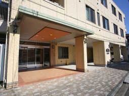 明るいエントランス外観