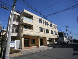 明るい外観の建物