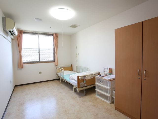 明るい個室の居室 居室 広々とした落ち着ける居室です。手入れが行き届いており、清潔感が保たれています。