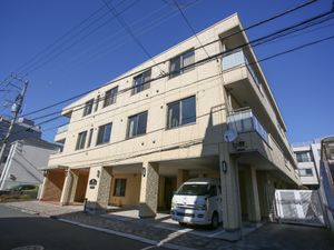 明るい日差しの施設外観
