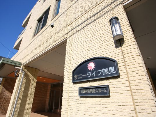 明るいエントランス外観