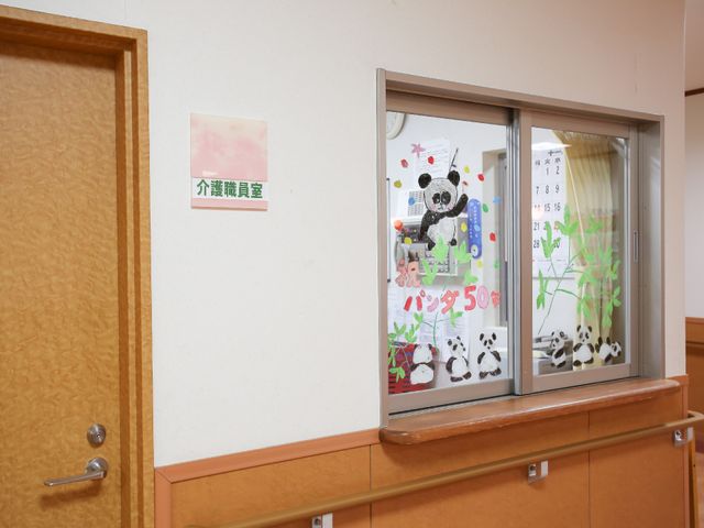 ぬくもりある掲示物の壁 スタッフルーム 温かみのある壁にカラフルな装飾が心を和ませます。慣れ親しんだ空間でのお仕事をご提供します。