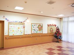 壁掛けの掲示物とクリスマスツリー