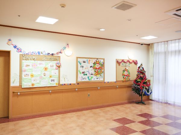 壁掛けの掲示物とクリスマスツリー