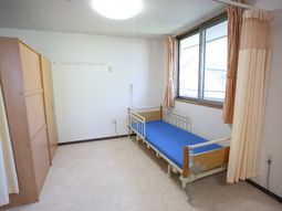 シンプルな居室の様子