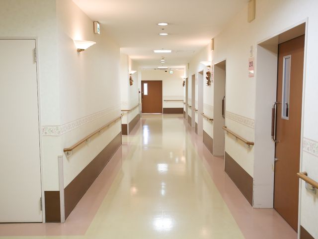 明るい廊下 廊下 清潔感のあふれる廊下は、働く人々にとっても気持ちの良い空間です。