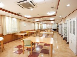 明るい食堂の内観