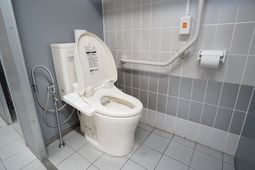 バリアフリー設計のトイレ