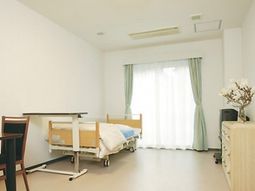 明るい個室の居室