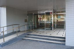 入り口と階段のあるエントランス