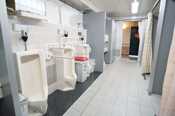 清潔なトイレの内観