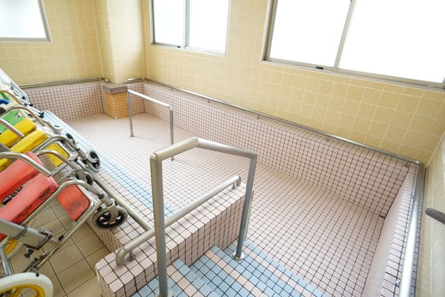 安全な浴室設備 浴室 明るく清潔な空間で、入浴時の安全を考慮した手すりが完備されています。