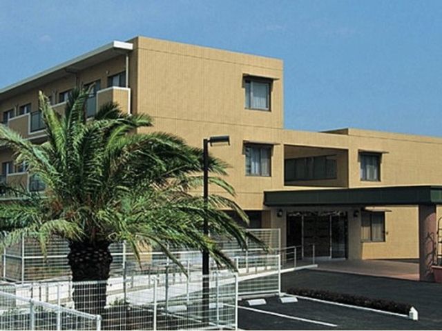 外観の建物と植栽 施設外観 清潔感のあふれる外観は、訪れる方を心地よく迎え入れます。明るい雰囲気の中、新たな職場で活躍しませんか。