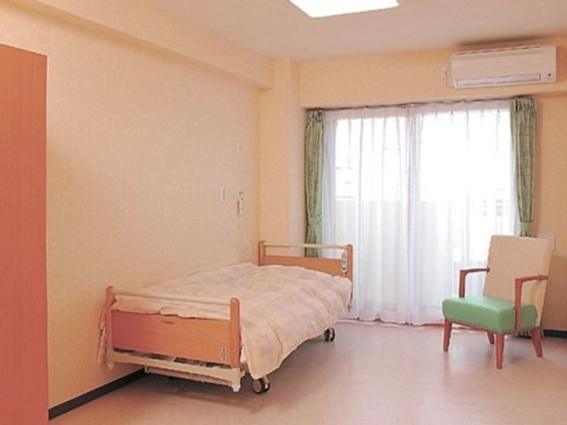 清潔感ある居室空間 居室 ゆとりのある居室で、落ち着いた色合いの壁が温かみを感じさせます。窓からは自然光が差し込み、快適な生活空間を実現しています。