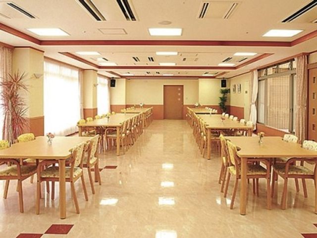 明るい食堂の全景 食堂 広々とした食堂は日当たりが良く、居心地の良い空間で食事を楽しめます。掃除が行き届いており、清潔感があります。