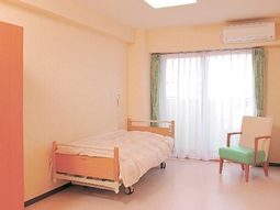 明るい個室の居室