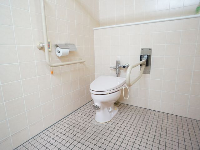 バリアフリートイレの空間 トイレ 手すり付きトイレで、安全かつ快適な利用を支援します。