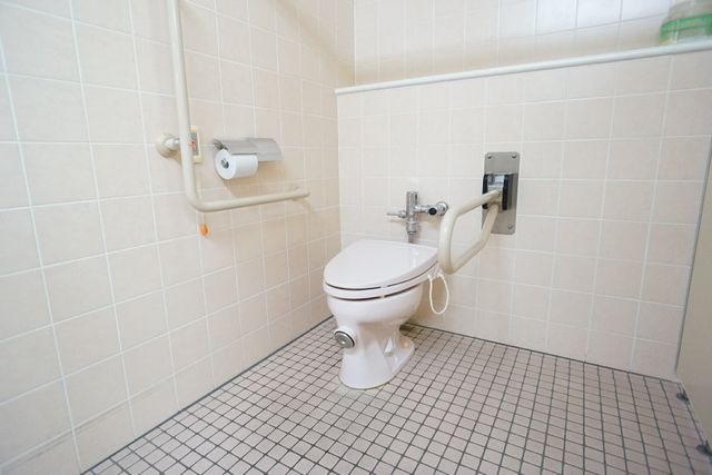 バリアフリートイレの空間 トイレ 手すり付きトイレで、安全かつ快適な利用を支援します。