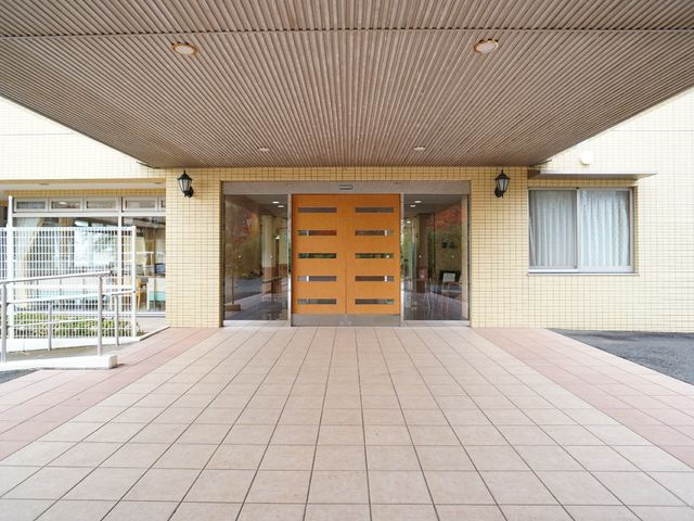 明るいエントランス外観 玄関 清潔感のある開放的な入口です。明るい雰囲気が迎え入れてくれます。