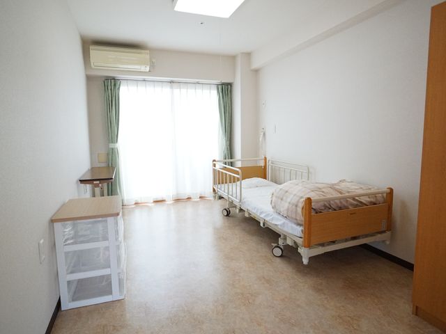 居室の明るい一角 居室 ゆったりとした居室には清潔感があり、大きな窓から自然光が差し込んでいます。