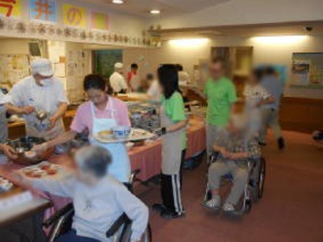 食事を楽しむ様子 食堂 食堂 賑やかな食事の場では、スタッフが親切に対応し、利用者の方々が楽しく過ごしています。