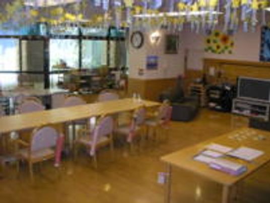 自然光あふれるラウンジ