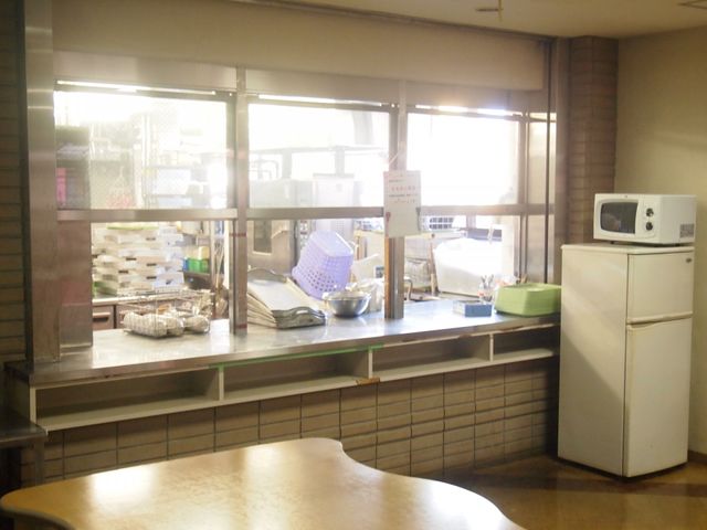 明るいキッチンスペース キッチン 自然光が差し込む明るい場所で、清潔なキッチンが具わっています。