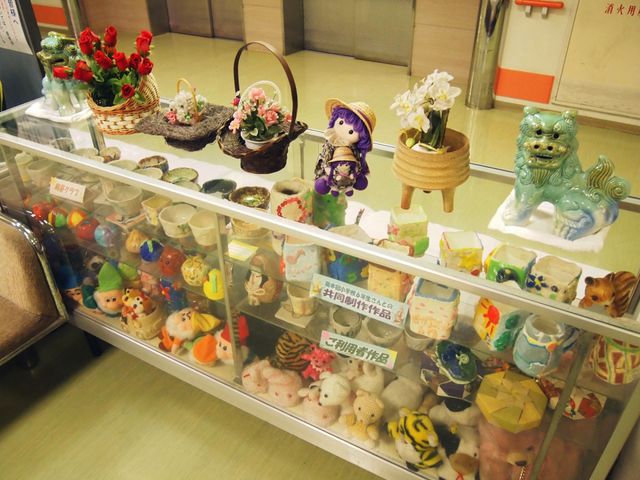 手芸の展示棚 廊下 手作りの工芸品が並ぶ棚は、温かみを感じる空間を演出します。