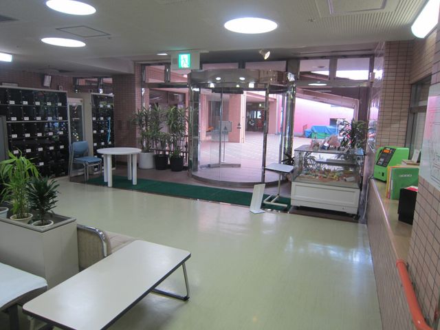 植物が飾られたロビー