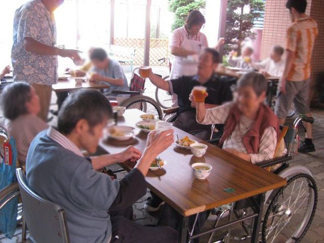 にぎわうダイニングルーム ダイニングルーム 車椅子でも利用しやすく、食事を囲んで賑やかに過ごせるスペースがあります。楽しそうな交流の様子です。