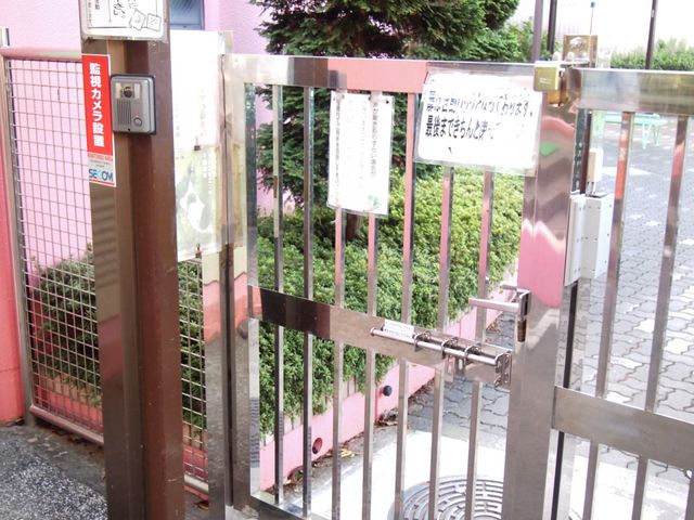 入口ゲート 外観 安全性が確保された入口ゲートです。電気錠でしっかり施錠されています。