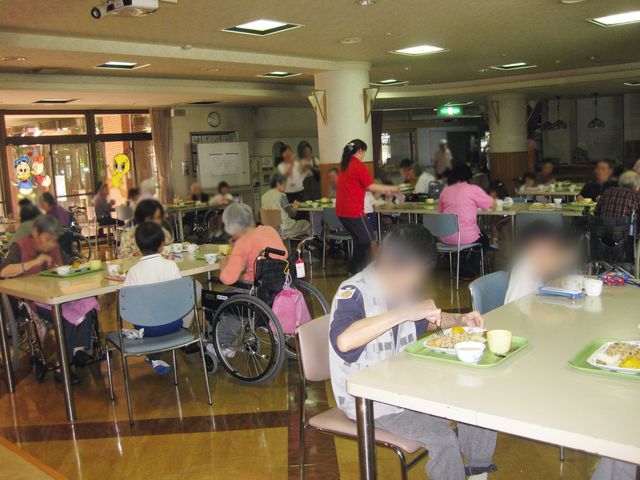 食事を楽しむ空間 ダイニングルーム 明るく広々としたダイニングルームでは、住人が楽しく食事を楽しんでいます。車椅子でも快適に過ごせます。