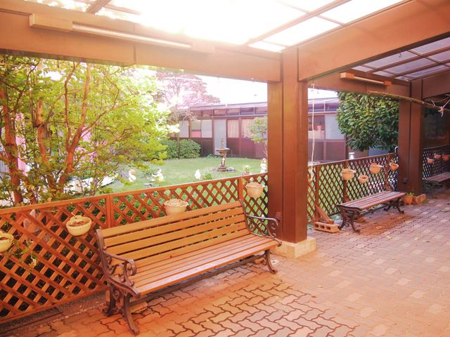 緑が広がるテラス テラス 木製のベンチが配置された明るいテラスです。自然を感じながら憩いの時間を過ごせます。