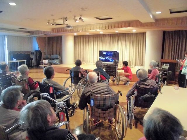 テレビがある居室 居室 広めの室内では、椅子に腰掛けた方がリラックスしながらテレビを楽しんでいます。自然な交流も生まれる空間です。