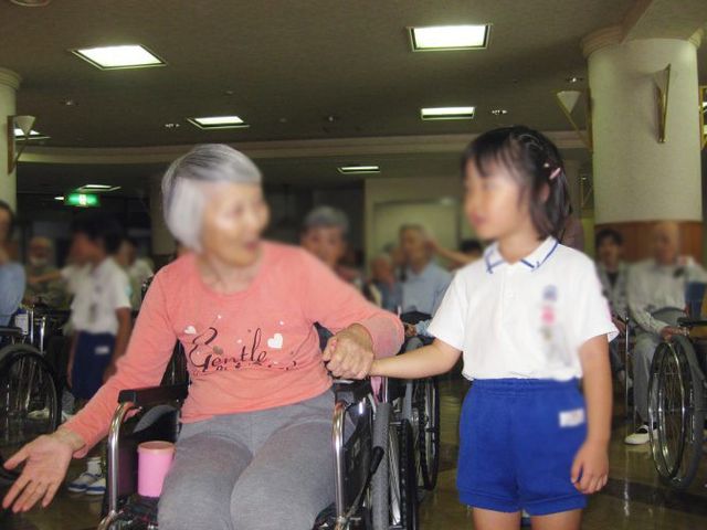多目的活動の場 多目的室 明るい雰囲気の中で、交流がしやすい多目的活動の場です。活動に参加しやすい環境です。
