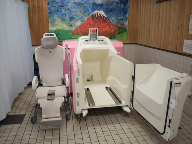 快適な浴室 浴室 広々とした浴室設備です。利用者の方々に安心して入浴を楽しんでいただけます。