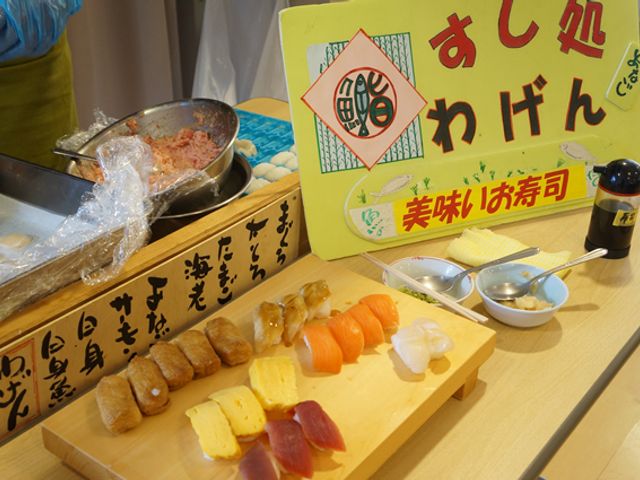 新鮮なお寿司の提供 食堂 新鮮なお寿司が並ぶ食堂です。視覚でも楽しめる工夫がされています。