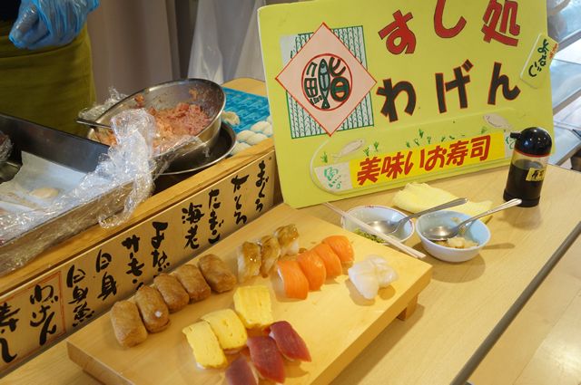 新鮮なお寿司の提供 食堂 新鮮なお寿司が並ぶ食堂です。視覚でも楽しめる工夫がされています。