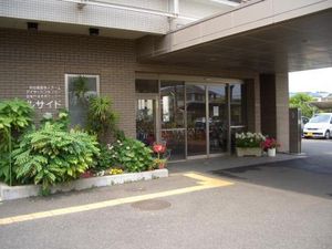色とりどりの植物が並ぶエントランス
