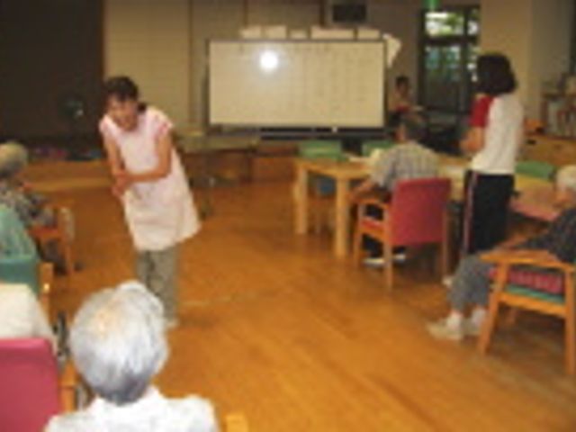 活動中の広々とした部屋 多目的室 広々とした空間では、明るい雰囲気の中で交流を楽しめます。さまざまな活動に適した場です。
