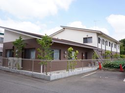 茶色い外壁の建物外観