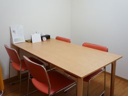 木製テーブルと椅子の会議室