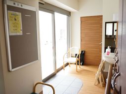出口と掲示板のあるエントランス