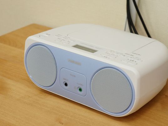白色のラジオカセットプレーヤー