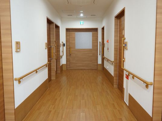 木目調の落ち着いた廊下