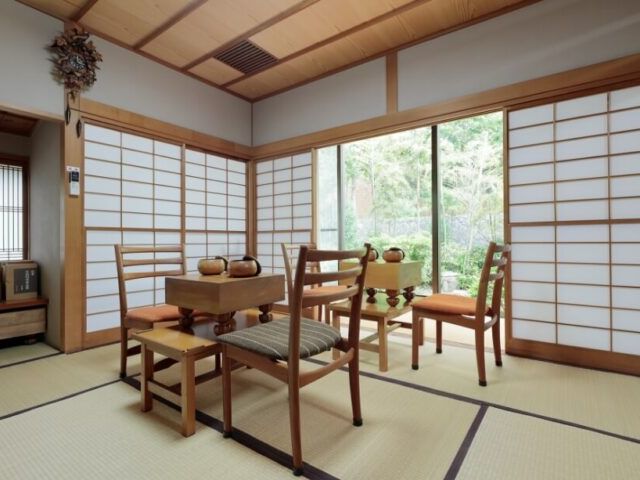 落ち着いた和室 和室 静かな環境でサポート業務。この和室で、利用者様の快適な生活をお手伝いください。