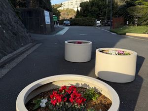 花壇のある施設外観  