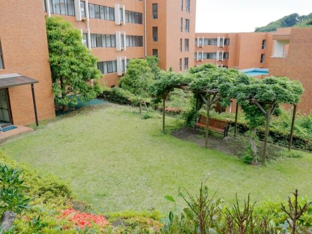 ゆったり中庭ビュー 中庭 手入れの行き届いた広い中庭のある施設です。職員も利用者様も四季折々の風景を楽しみながら過ごせる落ち着いた勤務地を提供します。