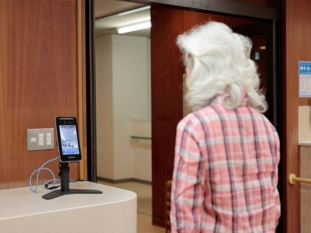 先進的な受付システム エントランス セキュリティと利便性を兼ね備えたエントランスで、利用者様の安全を守るやりがいのある職場です。